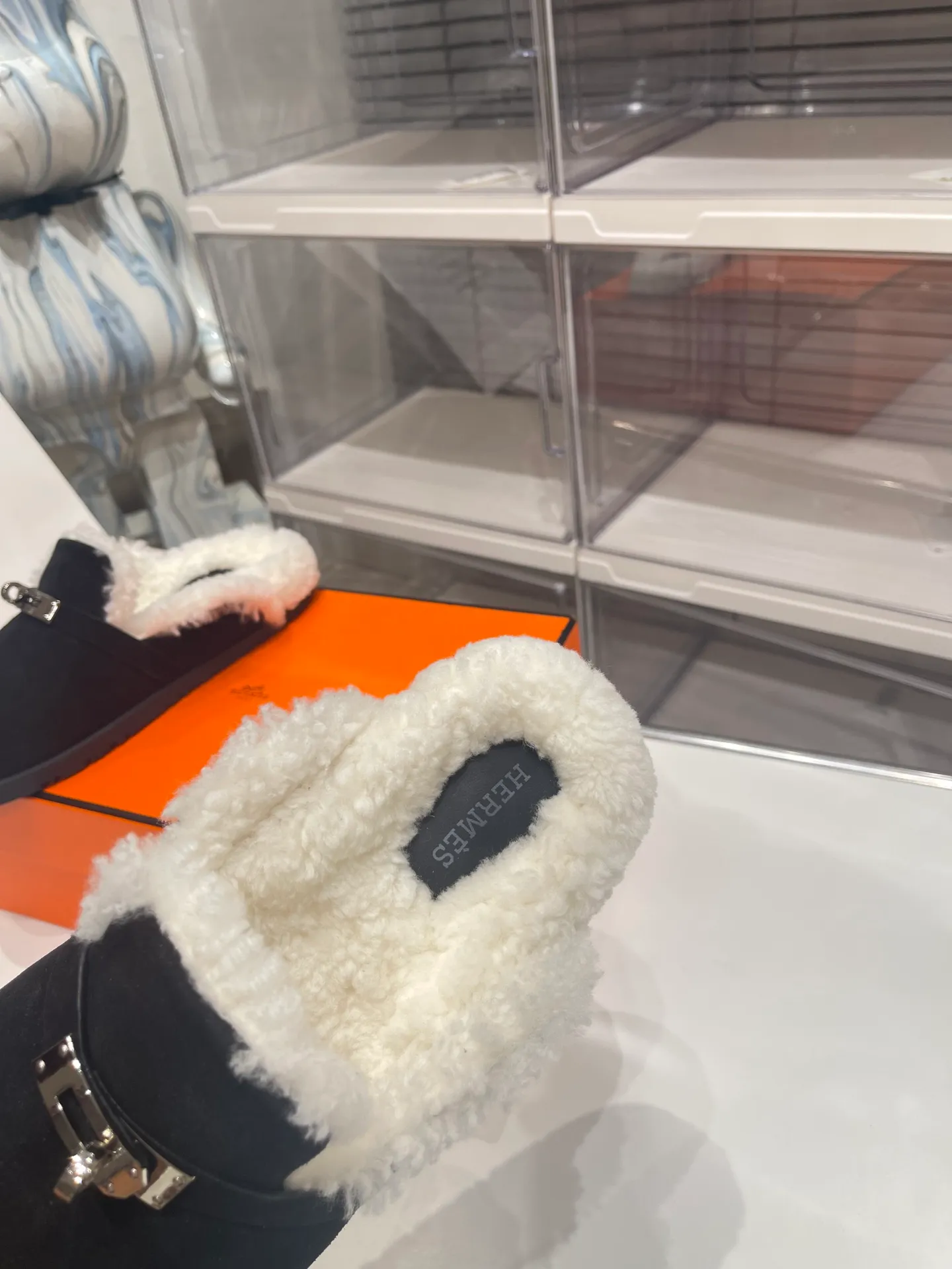 【HERMESG】Furry mop P: 580💰 ●Number of sizes: Men 39-44 (45 custom-made) Women 35-40 (41.42 custom-made) HERMES Hermès cute half-movers.  Classic family language design! It looks good no matter how you match it! Casual and high-end feeling, the comfort is also great, paired with various colorful socks, it has a trendy high-end feel. The top version is made of high-quality real wool ●Upper: imported cow suede ●Inner: imported sheepskin one piece ●Foot: imported mixed sheepskin ●Outsole: Tpu non-slip and wear-resistant outsole.